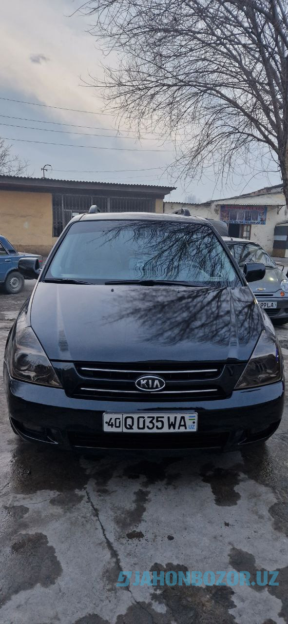 Kia Carnival uzunidan