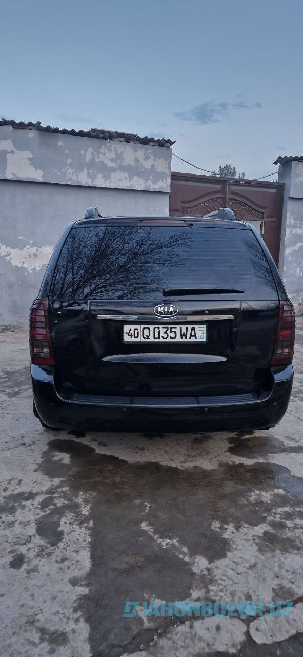 Kia Carnival uzunidan