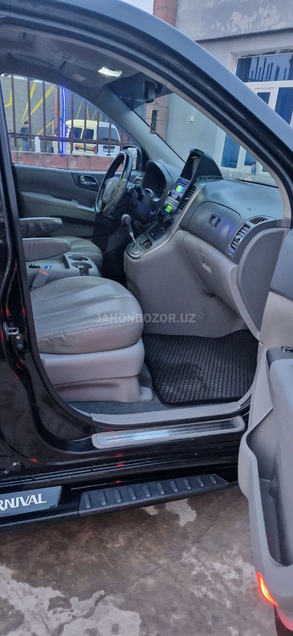 Kia Carnival uzunidan 