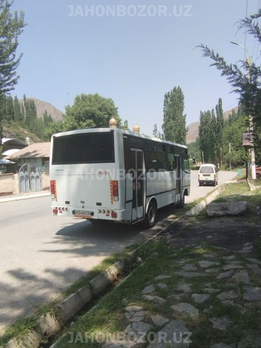 Isuzi NP 21 avtobusi